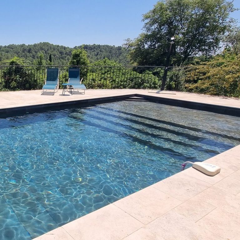 Une piscine panoramique